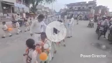 कर्वी: कर्वी शहर में स्वतंत्रता दिवस बड़े धूमधाम से मनाया गया, छात्र-छात्राओं ने धनुष चौराहे में निकाली प्रभातफेरी