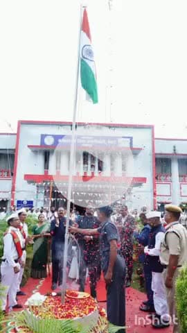 जगदलपुर: कलेक्टर हरीश एस ने जिला कार्यालय में किया ध्वजारोहण, अधिकारी और कर्मचारी रहे मौजूद