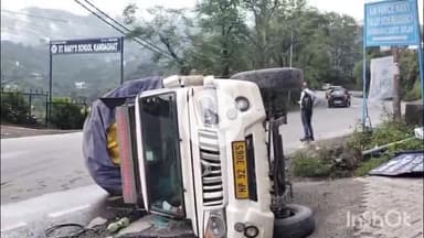 कंडाघाट: कंडाघाट में HDFC बैंक के पास एक सेब से लदी महिंद्रा पिकअप सड़क पर पलटी, पुलिस कर रही है जांच