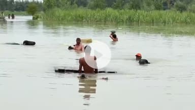 धनौरा: गंगा में 1 लाख क्यूसेक पानी छोड़े जाने से गजरौला के कई गांव में  घुसा बाढ़ का पानी, किसानों को फसल खराब होने की चिंता