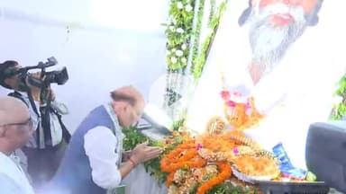 कांके: नेमरा में पूर्व मुख्यमंत्री शिबू सोरेन के संस्कार भोज में केंद्रीय रक्षा मंत्री राजनाथ सिंह हुए शामिल