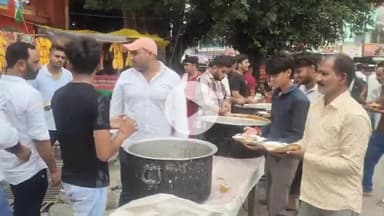 धनौरा: गजरौला के इंदिरा चौक पर समाजसेवियों द्वारा भव्य भंडारे का आयोजन किया गया