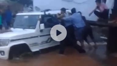 बटियागढ़: बटियागढ़ में भारी बारिश से जलभराव, बोलेरो फंसी, वीडियो वायरल