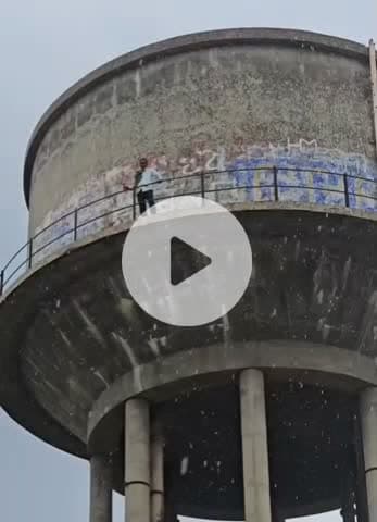 बाड़मेर: बाड़मेर के शास्त्री नगर में कल्याण सिंह नामक युवक ने पेट्रोल की बोतल हाथ में लेकर वापस चढ़ा पानी की टंकी पर