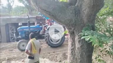 अमेठी: दलदल से परेशान लोगों ने एकजुट होकर संग्रामपुर का रास्ता सुगम बनाया