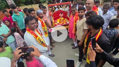 रामपुर: कृष्ण जन्माष्टमी के मौके पर रमपुरा गांव में विश्व हिंदू परिषद के जिला अध्यक्ष ने झांकी को हरी झंडी दिखाकर रवाना किया