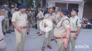 बरेली: आगामी त्यौहारों को लेकर डीआईजी रेंज बरेली और एसएसपी बरेली ने सड़कों पर किया फ्लेग मार्च