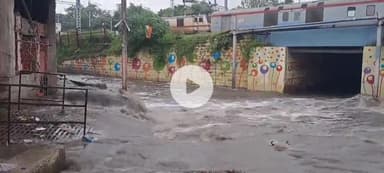 खंडवा नगर: तीन पुलिया में जान जोखिम में डालकर निकलते लोग, बरसात का पानी नाले में जमा