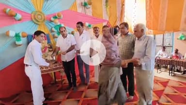 तारानगर: जिला परिषद सदस्य विमला कालवा ने बुचावास में कक्षा 10वीं व 12वीं के टॉपर विद्यार्थियों को सिल्वर मेडल देकर किया सम्मानित