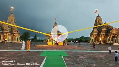 रतलाम नगर: मांगल्य मंदिर में जन्माष्टमी पर्व मनाया गया, भक्तों ने भगवान श्रीकृष्ण को 51 किलो की तुलसी माला अर्पित की