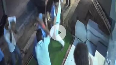 मथुरा: छटीकरा में मोबाइल की दुकान पर ग्राहक और दुकानदार के बीच हुआ झगड़ा, जानलेवा हमले का वीडियो हुआ वायरल