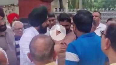 करनाल: डीसी कैंप कार्यालय पर अल्फा सिटी के निवासियों ने रास्ता खुलवाने की मांग को लेकर किया प्रदर्शन