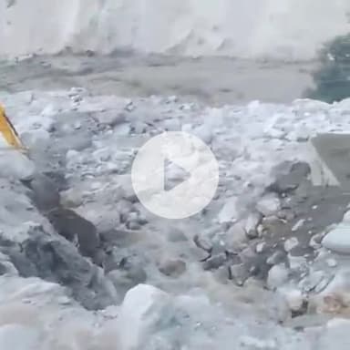 मोरंग: किन्नौर के स्किबा समीप शुक्रवार से अब तक NH-5 अवरुद्ध, बाढ़ ने सड़क को खाई में किया तब्दील