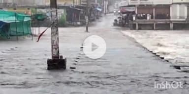 गंधवानी: गंधवानी क्षेत्र में झमाझम बारिश से उफान पर नदी-नाले, पुल के ऊपर से बह रहा पानी