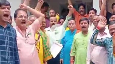 बरेली: डीएम कार्यालय पहुंचकर अखिल भारतवर्षीय ब्राह्मण महासभा ने आजाद समाज पार्टी के पदाधिकारी पर कार्रवाई की मांग की