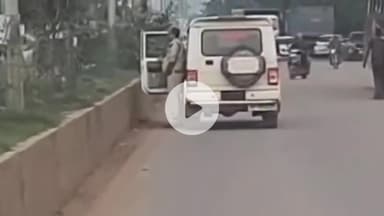 सतना डिग्री कॉलेज के पास बीच सड़क बोलेरो रोक पुलिसकर्मी ने की पेशाब, वीडियो हुआ वायरल