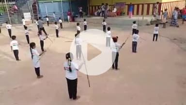 புவனகிரி: புவனகிரி தலைக்குளம் பகுதியில் 60 மாணவர்கள் 45 நிமிடம் இடைவிடாது சிலம்பம் சுற்றி சாதனை