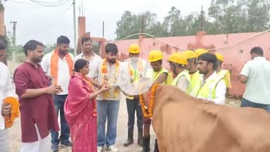 धनौरा: गजरौला की चैयरमेन कान्हा गौशाला पहुंची, श्री कृष्ण जन्माष्टमी के उपलक्ष में गायकी की पूजा