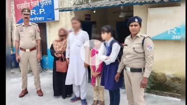 अमरोहा: जीआरपी अमरोहा पुलिस ने घर से नाराज होकर ट्रेन से जा रही छात्राओं को सूचना पर स्पेशल बरामद कर परिवार को सौंपा