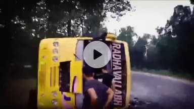 सरई: रीवा-सिंगरौली स्लीपर बस पलटी, 40 यात्री घायल, गंभीर घायल सीधी रेफर, ड्राइवर को झपकी आने से हादसे की आशंका