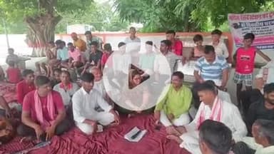 गोरौल: गोरौल रेलवे स्टेशन पर एक्सप्रेस ट्रेन के ठहराव की मांग को लेकर जिला परिषद सदस्य दर्जनों लोगों के साथ धरने पर बैठे