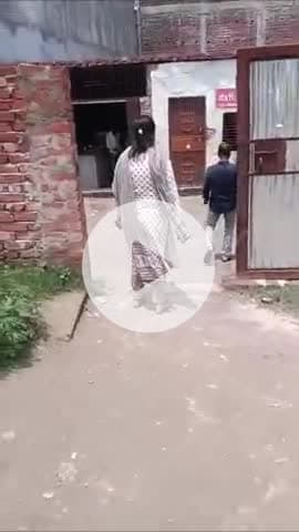 बहराइच: बंजारी मोड़ के पास शराब की दुकान के बाहर गंदगी पर ईओ ने लगाई फटकार, वीडियो हुआ वायरल