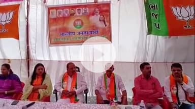 अक्कलकुवा: मा. मंत्री डॉ विजयकुमार गावित यांचा उपस्थित आगामी स्था.स्व.सं. निवडणुकीच्या पाश्वभूमिवर कुबेर पार्क अक्कलकुवा येथे बैठक