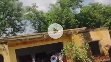 बल्दीराय: एनपुर सहकारी समिति पर खाद आते ही किसानों की लगी लंबी भीड़, पुलिस की मौजूदगी में किया गया वितरण