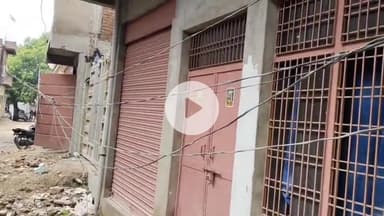 मिर्ज़ापुर: कटरा कोतवाली के रुखड घाट मोहल्ले में लोग सीवर के गंदे पानी में रहने को मजबूर, लटकते बिजली के तार बन रहे दुर्घटना का कारण