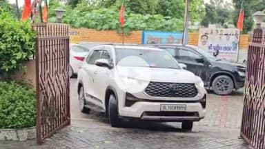 करनाल: केंद्रीय मंत्री मनोहर लाल खट्टर सेक्टर-9 स्थित करण कमल कार्यालय पहुंचे, कार्यकर्ताओं से की मीटिंग