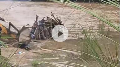 झंडूता: बाढ़ के पानी ने जलती हुई चिता को घेरा, JCB बुलाकर डायवर्ट किया गया पानी का बहाव