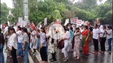 लाडपुरा: भारी बारिश में पशु प्रेमियों ने आवारा कुत्तों को पकड़ने के आदेश के विरोध में कलेक्ट्रेट तक निकाली रैली और किया प्रदर्शन