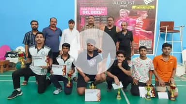 बहराइच: इंदिरा गांधी स्पोर्ट्स स्टेडियम में 3 दिवसीय बैडमिंटन प्रतियोगिता के समापन पर एसपी ने प्रतिभागियों को सम्मानित किया