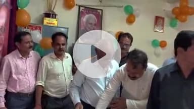 सुल्तानपुर: जिले में रेल मजदूर यूनियन के महामंत्री शिव गोपाल मिश्रा के 75वें जन्मदिन को कार्यकर्ताओं ने केक काटकर मनाया