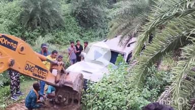 सिरदला: परनाडाबर तीखी मोड पर स्कॉर्पियो गड्ढे में गिरी, सात लोगों को आई चोटें, लापता बच्चों को घर पहुंचते समय हुआ हादसा