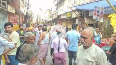 मथुरा: होलीगेट: घटतौली पकड़े जाने से गुस्साए जैन डेरी संचालक ने ग्राहकों से की अभद्रता, वीडियो हुआ वायरल