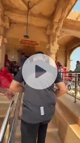 बाड़मेर: कान्हा बने शिव विधायक रविंद्र सिंह भाटी ने मजेदार अंदाज में फोड़ी मटकी, वीडियो हुआ वायरल