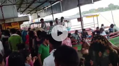 मथुरा: विश्राम घाट के पास शराब के नशे में स्टीमर चालक ने बीच यमुना में स्टीमर बंद कर नदी में कूदने की दी धमकी, मांगे पैसे