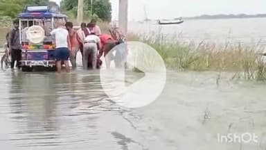 शाम्हो अकहा कुरहा: गैस गोदाम से टोटहा मार्ग पर गड्ढे में पलटी ई-रिक्शा, महिला के पैर में आई चोट