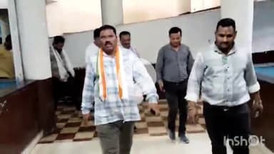 कोंडागांव: पूर्व विधानसभा उपाध्यक्ष संतराम नेताम ने जिला अस्पताल में भर्ती पीड़ित युवक से की मुलाकात, कहा- मुठभेड़ फर्जी है