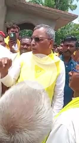 कादीपुर: जमालपुर में कैबिनेट मंत्री ओपी राजभर ने सर्पदंश से मृत बहन-भाई के परिजनों को सौंपा ₹8 लाख का चेक