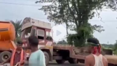 बाढ़: बाढ़ के गौरक्षणी में 22 चक्का ट्रक मुड़ते वक़्त गड्ढे में गिरा, क्रेन से निकाला गया, बड़ा हादसा टला