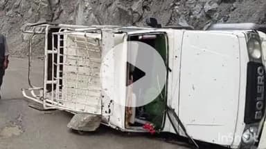 मोरंग: निगुलसारी में सड़क पर पत्थर की चपेट में आने से गाड़ी पलटी, गाड़ी में बैठे व्यक्ति हुए घायल