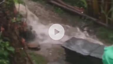 डुंडा: प्रखंड डुंडा के मैनोल गांव में घरों की दीवारों से रिस रहा पानी, प्रशासन से स्थायी समाधान की अपील की गई