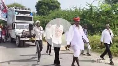 किशनगढ़: बांदरसिंदरी के मुंडोति गांव से तेजाजी धाम सुरसुरा के लिए निकली 18वीं पदयात्रा, 20 फीट ऊंची ध्वजा रही पदयात्रा का आकर्षण