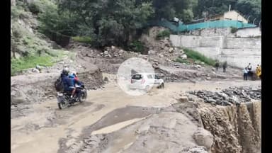 टापरी: रुंनंग नाले में बाढ़ आने से बंद हुई सड़क को किया गया बहाल, वाहनों की आवाजाही शुरू