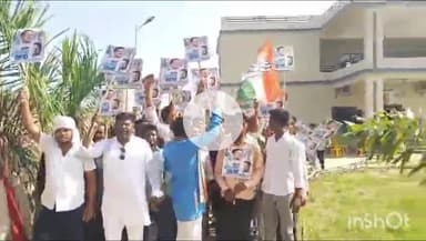 भभुआ: सासाराम में राहुल गांधी के कार्यक्रम के लिए भभुआ से पूर्व विधायक रामचंद्र यादव के साथ सैकड़ों समर्थक हुए रवाना