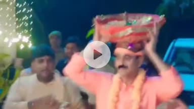 पडरौना: कुबेरस्थान थाने में वासुदेव बने थाना अध्यक्ष, टोकरी में कृष्ण को लेकर पहुंचे नंद बाबा के घर