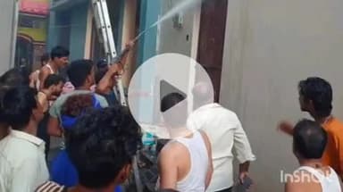 नानपारा: नानपारा में गारमेंट गोदाम में लगी आग, दमकल की टीम ने डेढ़ घंटे में पाया काबू