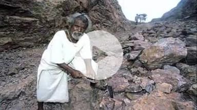 बिहार के गांव गहलोर में जन्मे अपने 22 साल के संघर्ष में पहाड़ को चीर कर रख देने वाले प्रेरणा स्रोत बेमिसाल मूरत 'माउंटेन मैन' दशरथ मांझी जी की पुण्यतिथि पर उन्हें कोटि-कोटि नमन एवं विनम्र आदरांजलि।